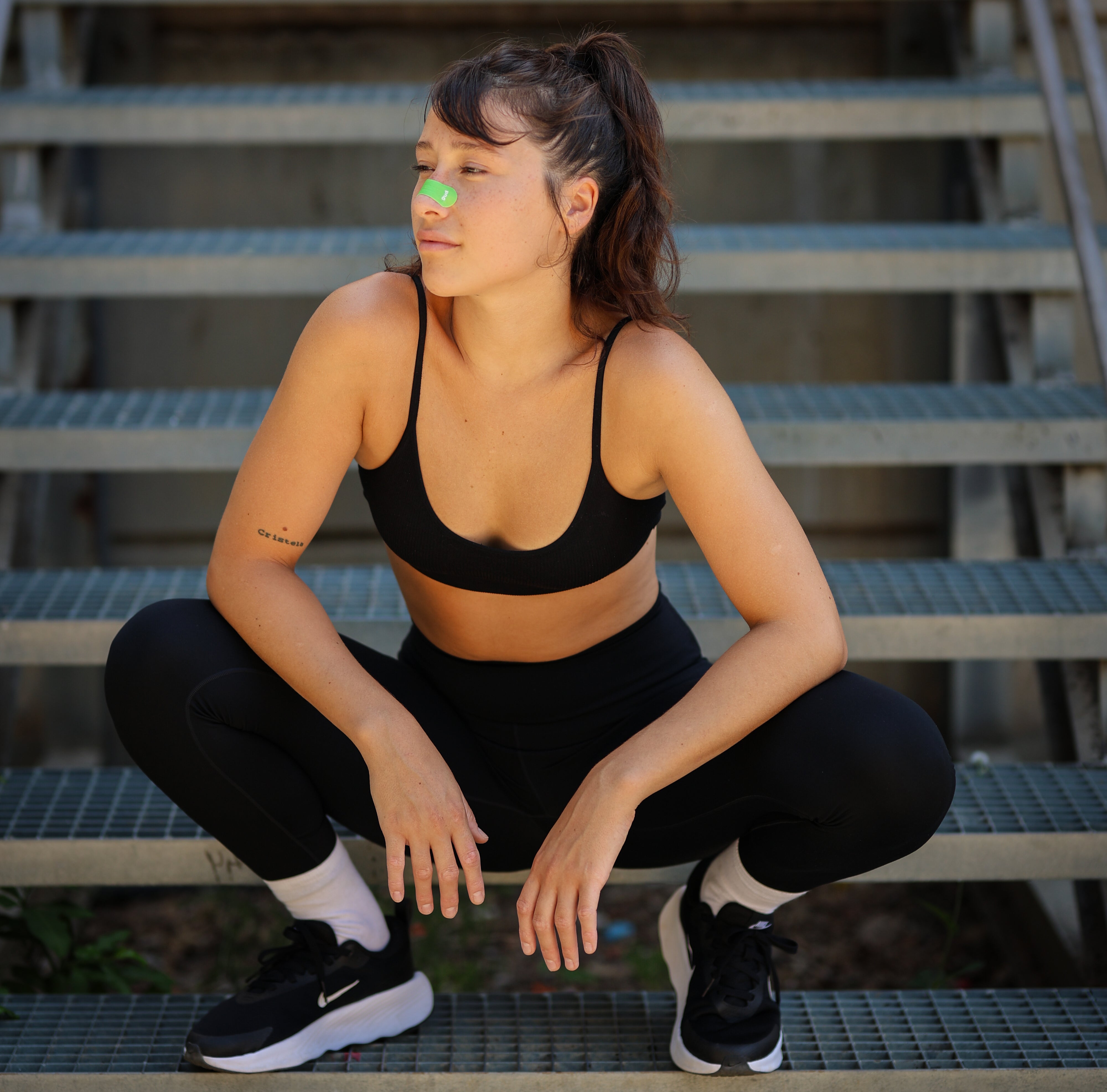 Sportovec běžící s nosními páskami Gudslip, které zlepšují dýchání, zvyšují příjem kyslíku a podporují vytrvalost během tréninku.